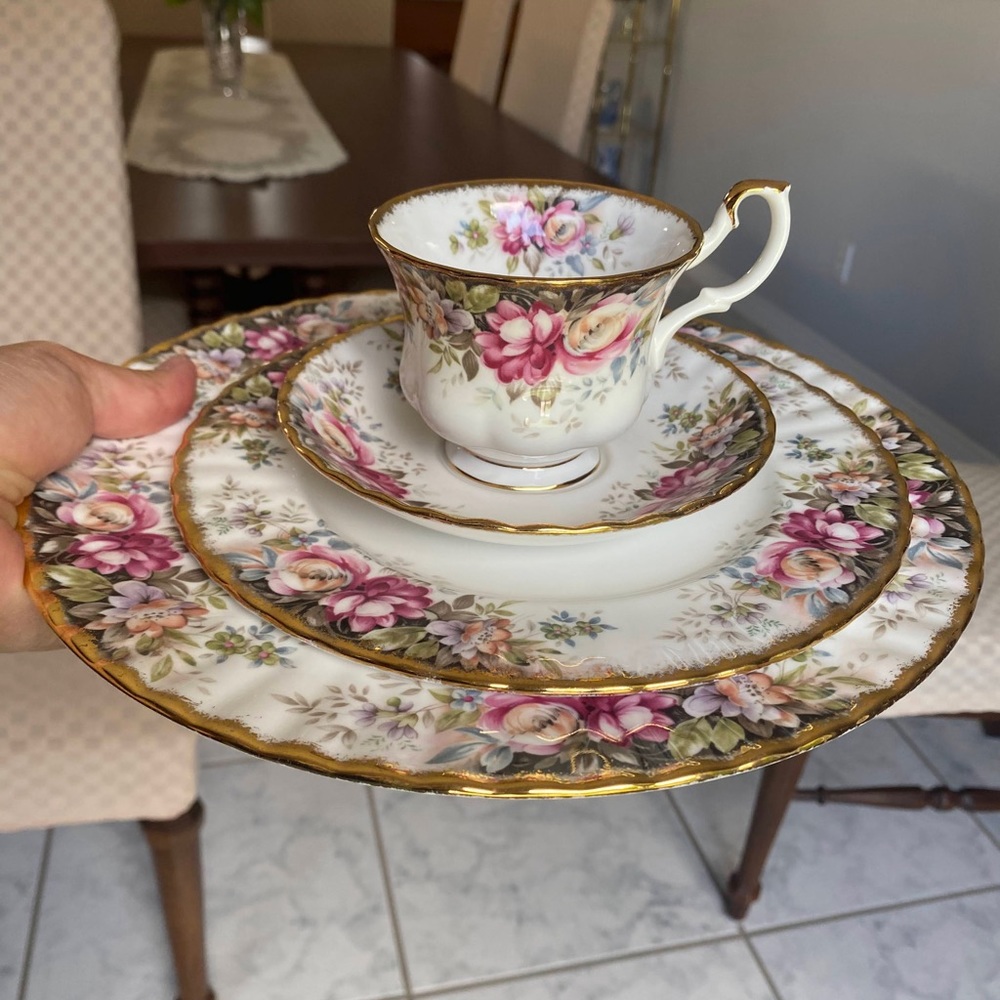 Royal Albert Autumn Roses dinner Set! Like new, nothing wrong with them!